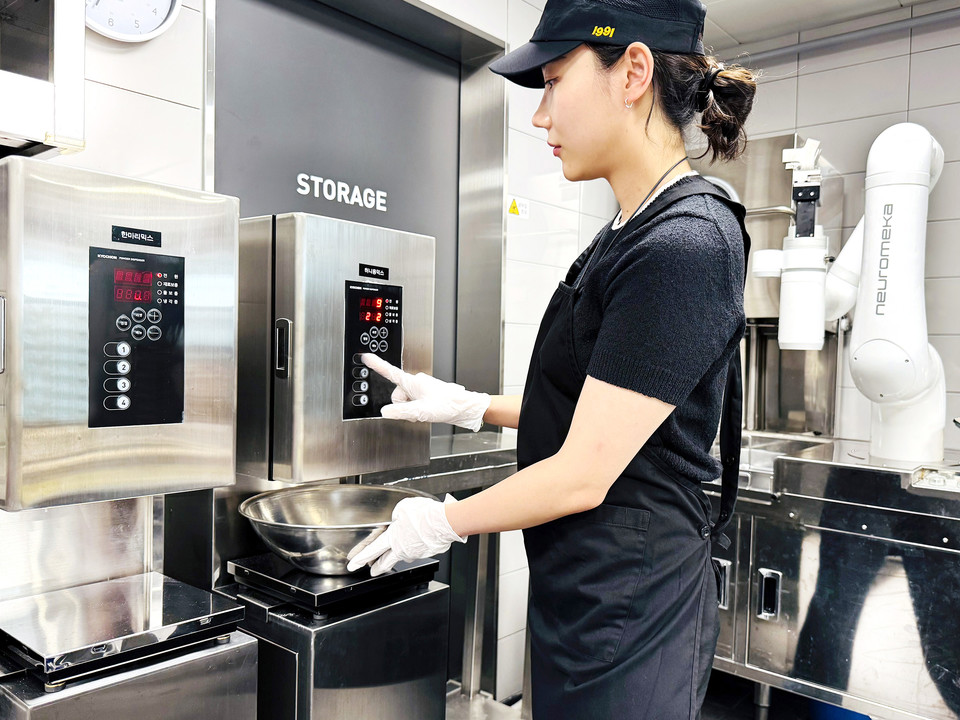 교촌에프앤비 교육 R&D(연구개발)센터 ‘정구관’에 도입된 반죽 로봇 ‘배터믹스 디스펜서’. 사진=교촌에프앤비