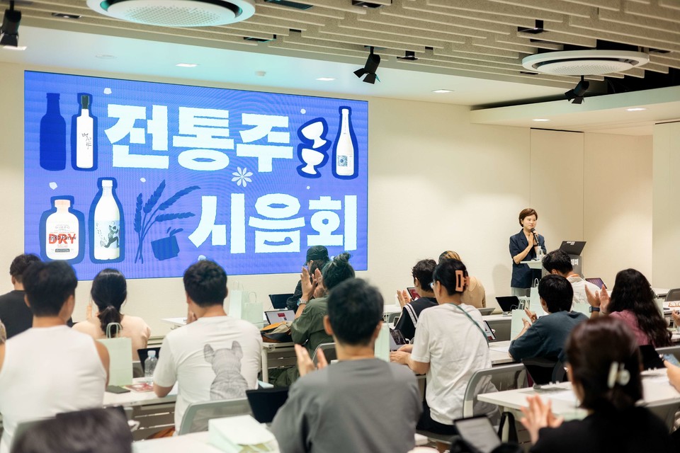 지난 4일 서울 송파구 소재 배민아카데미 서울센터에서 외식업주, 예비창업자 등 50여 명이 참가한 가운데 ‘배민 전통주 시음과 클래스’가 열렸다. 사진=우아한형제들