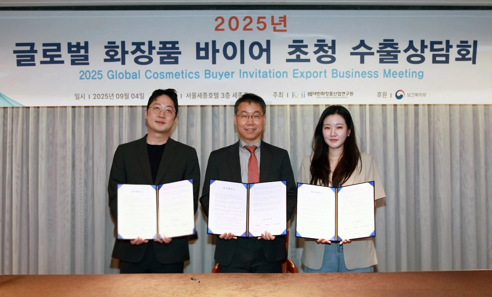 NS홈쇼핑은 지난 4일 대한화장품산업연구원 주최로 열린 ‘2025 글로벌 화장품 바이어 초청 국내 수출 상담회’(서울 명동)에서 아이디플라코스메틱(브랜드명: 아이디), 미국 아마존 판매대행사 파인드렉(Findrack)과 함께 미주 지역 수출을 위한 3자 업무협약을 체결했다고 5일 밝혔다. 협약식 후 NS홈쇼핑 고객지원본부 유대희 본부장(사진 중앙), 아이디플라코스메틱 조병규 본부장(왼쪽), 파인드렉 레오니 CMO 등이 기념촬영을 하고 있다. 사진=NS홈쇼핑