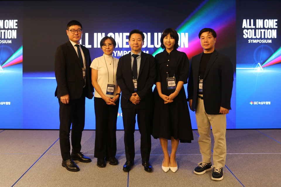 지난 8월 30일 서울 코엑스 프리미어 오크우드 호텔에서열린 ‘피부-면역 All-in-one Solution 심포지엄’에 참석한 (사진 왼쪽부터) GC녹십자웰빙 한정엽 IP본부장, 지영미 원장(서울성모신경외과), 이재환 원장(효사랑가정의원), 장정미 원장(슬림미의원), GC녹십자웰빙 오상수 경영관리실장 등이 기념촬영을 하고 있다. 사진=GC녹십자웰빙