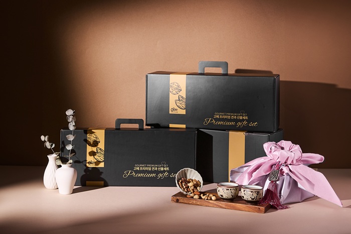 견과 전문 브랜드 ‘㈜오트리푸드빌리지’가 오는 2025년 추석 명절을 앞두고 ‘오트리 시그니처 선물세트’ 등 ‘프리미엄 견과 선물세트’ 라인업을 확대했다고 밝혔다. 사진= 오트리푸드빌리지