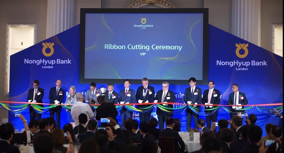 지난 5일 농협은행 런던지점 개점식에서 내빈들이 테이프 커팅식을 하고 있다. (왼쪽에서 5번째 부터) 한승호 주영대한민국대사대리, 강태영 농협은행장, Alastair King 런던금융특구시장, Tom Watson 영국상원의원의 모습. 사진=NH농협은행