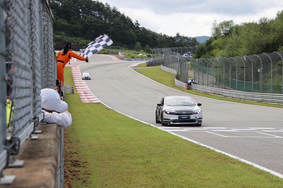 강창원(01번)이 가장 먼저 체커기를 받고 있다. 사진=한국모터스포츠기자단