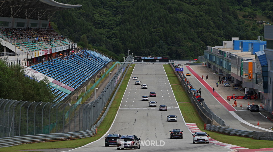 결승 경기 출발이후 1랩 모습. 인제=손진석 기자