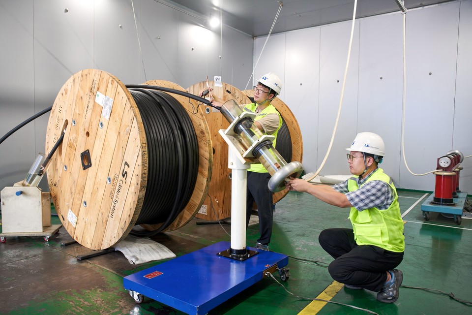 LS전선 연구원들이 MV 내화 케이블의 성능을 테스트하고 있다. 사진=LS전선