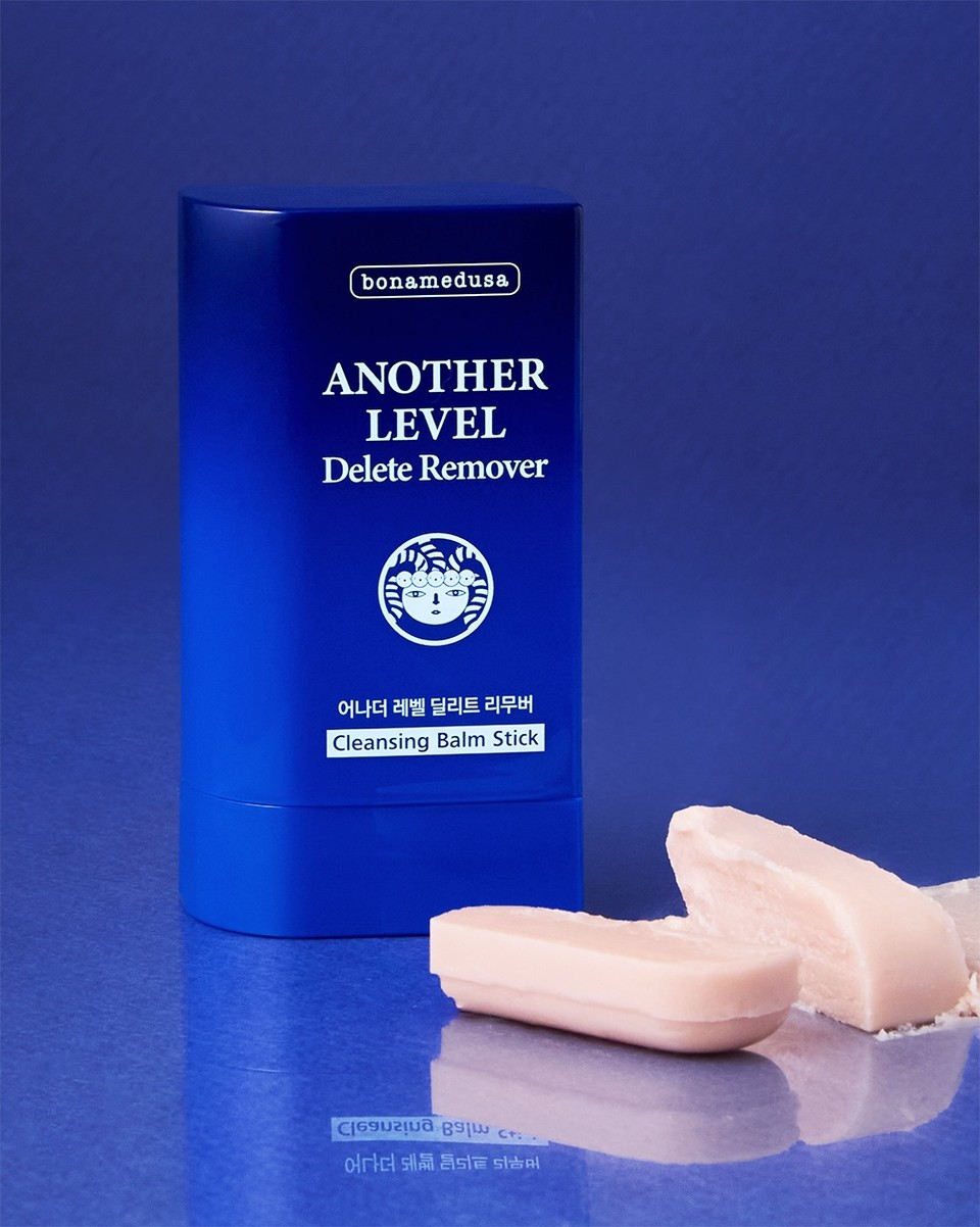 프리미엄 코스메틱 브랜드 ‘보나메두사’가 지난 1일, 신제품 스틱형 클렌징 밤 ‘어나더 레벨 딜리트 리무버’를 선보였다고 8일 밝혔다. 사진=보나메두사