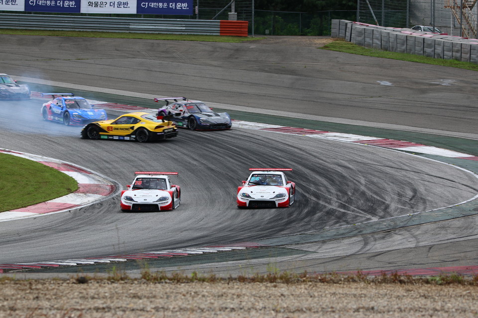 2025 오네 슈퍼레이스 챔피언십 6라운드 토요타 가주 레이싱 6000 클래스 결승 스타트 후 추돌사고가 발생했다. 인제=한국모터스포츠기자단