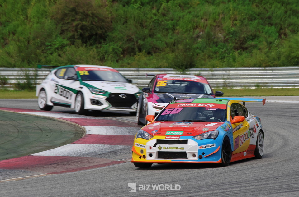 한민관(96번)이 문세은(95)과 순위경쟁을 진행하고 있다. 인제=손진석 기자