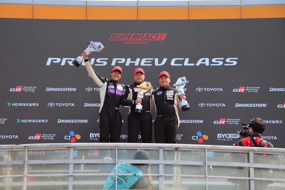 프리우스 PHEV 우승자들이 트러피를 들고 기뻐하고 있다. 인제=한국모터스포츠기자단