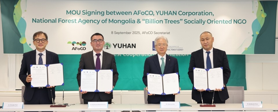 (왼쪽부터) 박종호 아시아산림협력기구(AFoCO) 사무총장, 오윤사나 몽골 산림청 청장, 조욱제 유한양행 대표, 볼드바타르 빌리언 트리스(NGO) 대표가 지난 8일 오전 10시 서울 여의도 소재 AFoCO 사무국에서 업무협약을 맺은 후 기념촬영을 하고 있다. 사진=유한양