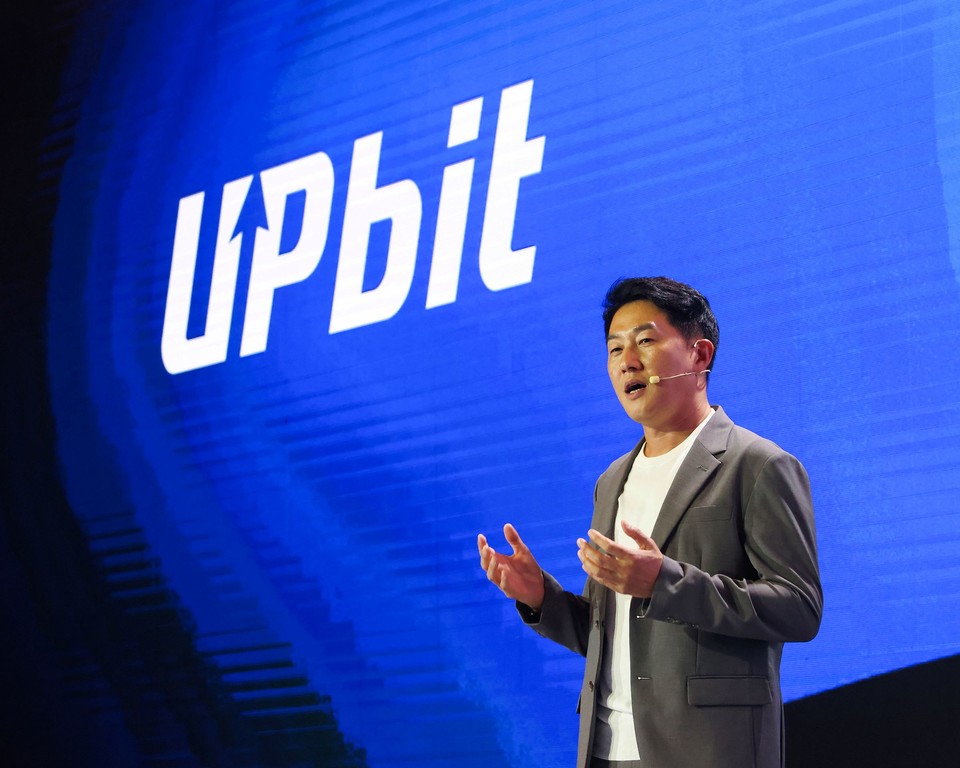 오경석 두나무 대표가 '업비트 D 컨퍼런스 2025(UDC 2025)' 오프닝 무대에서 비번과 전략을 발표하고 있다. 사진=두나무