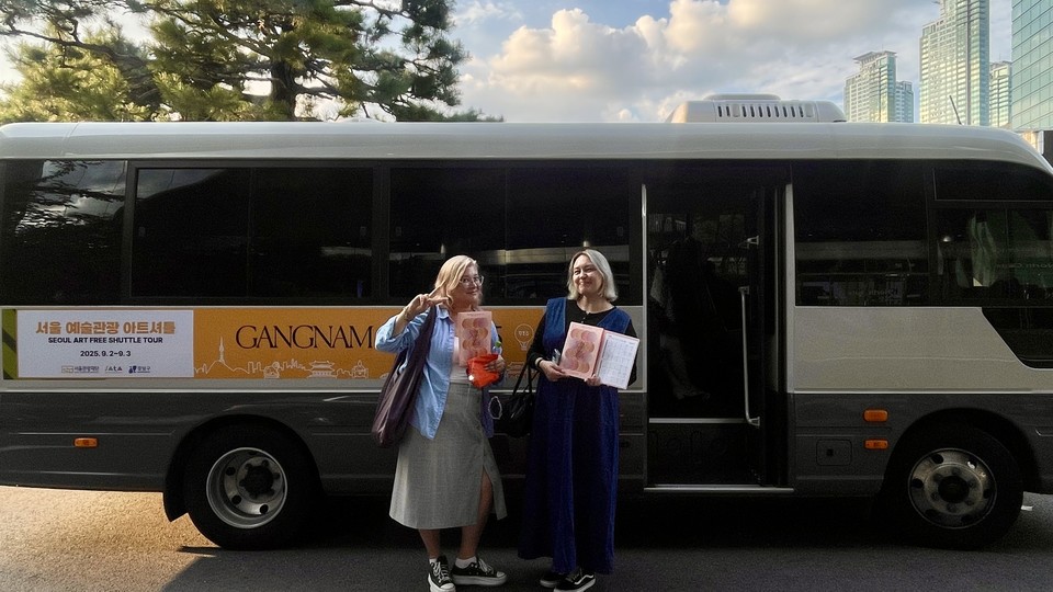 지난 9월 3일 코엑스에서 출발하는 ‘서울 예술관광 아트셔틀’을 탑승하기 위해 외국인 관람객들이 줄을 서고 있다. 사진＝서울관광재단