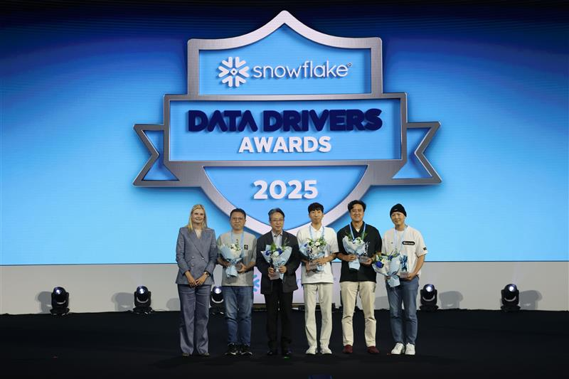 9일 서울 삼성동 코엑스 컨벤션센터에서 열린 스노우플레이크 ‘데이터 드라이버 어워드’ 시상식에서 수상자들이 기념 촬영을 하고 있다. 사진=스노우플레이크