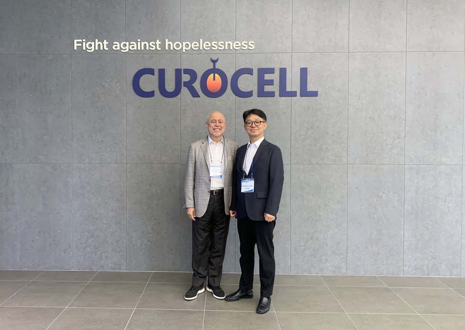 김건수 큐로셀 대표(오른쪽)와 데이비드 플로레스 바이오센추리 CEO가 지난 9일 대전 둔곡 소재 큐로셀 본사에서 기념촬영을 하고 있다. 사진=큐로셀