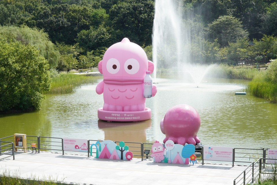 아이시스 호수 정화 캠페인 현장 모습. 사진=롯데칠성음료