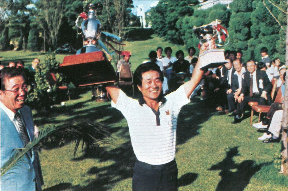 1회 우승자 한장상 선수와 그를 축하해주고 있는 당시 대회장 故 이희건 명예회장(왼쪽). 사진=신한금융그룹