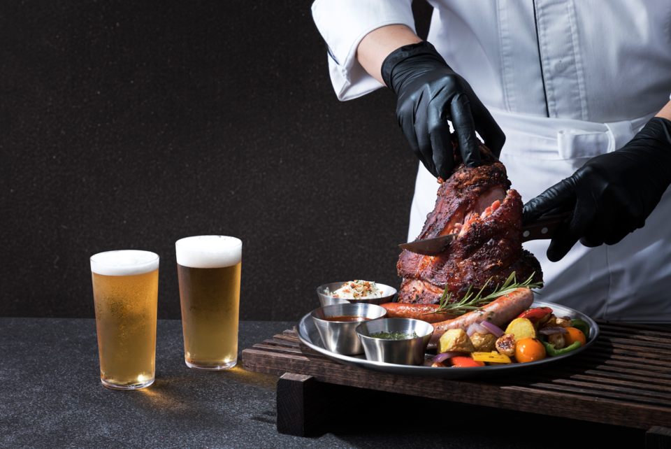 곤지암리조트가 '오는 12일부터 10월 8일까지 옥토버페스트'를 연다. 사진은 포레스트릿에서 만날 수 있는 슈바인학센, 무제한 맥주 이미지. 사진=곤지암리조트