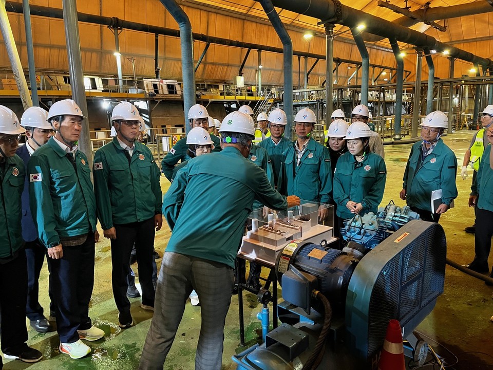 서울특별시의회 도시안전건설위원회가 중랑물재생센터를 방문해 하수처리시설 운영・관리 현황을 점검하고 있다. 사진=서울시의회