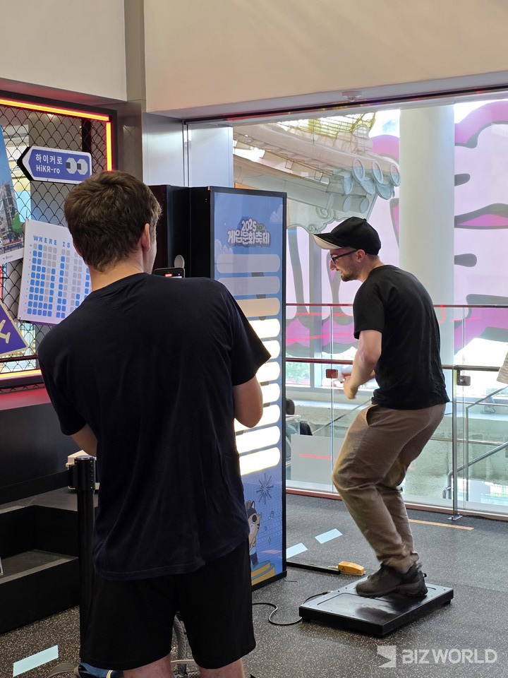 '호탐이 미션'을 수행중인 외국인 관광객. 사진=이효정 기자