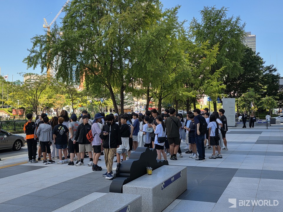 학생들이 게임문화축제 입장에 앞서 줄을 서 대기하고 있다. 사진=이효정 기자