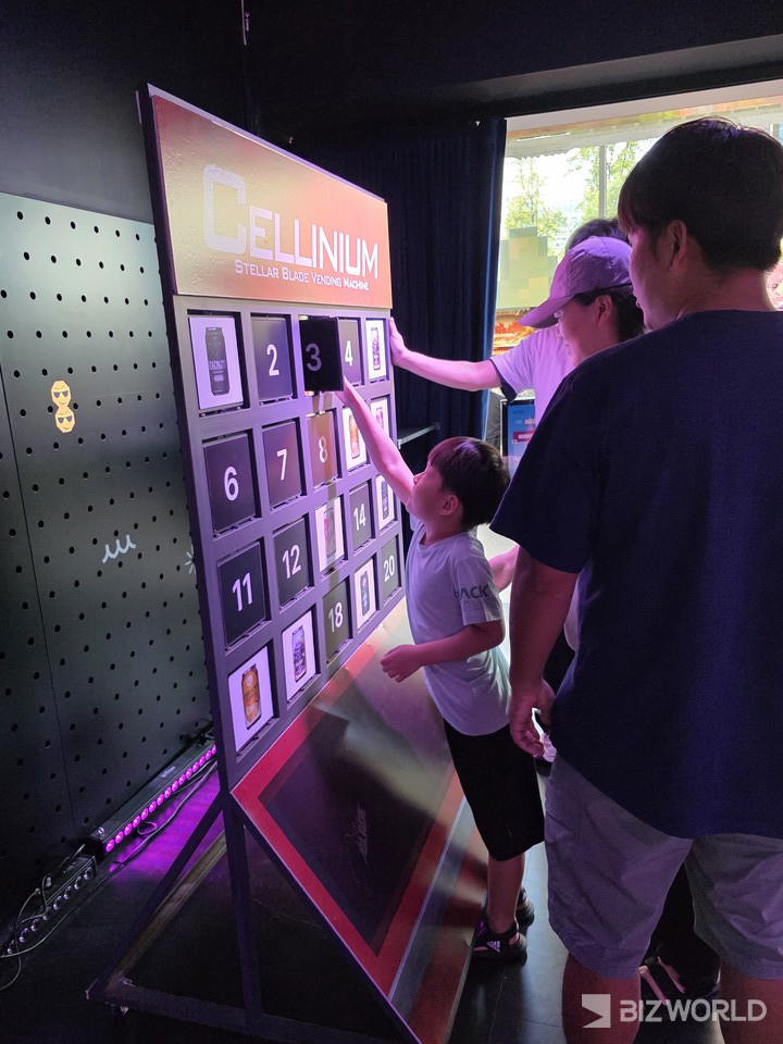 현장 미션을 수행중인 가족단위의 방문객. 사진=이효정 기자