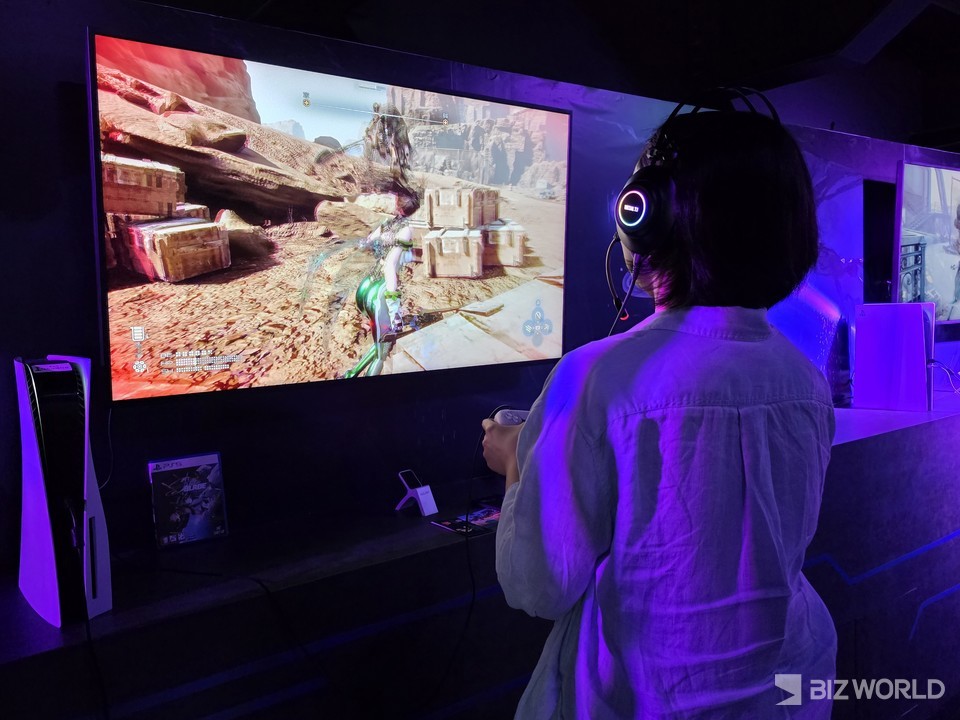 스텔라 블레이드를 시연중인 방문객. 사진=이효정 기자