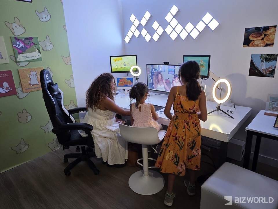 '고양이와 스프' 부스에서 인플루언서 스튜디오 체험을 하고 있는 외국인 관광객. 사진=이효정 기자