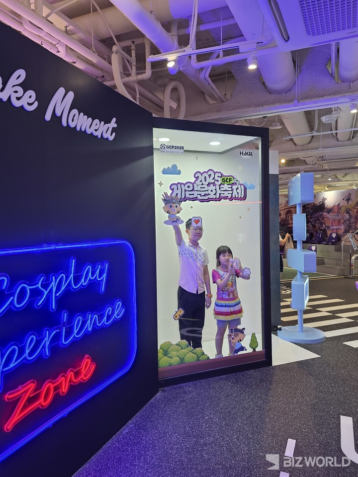 3층 포토존에서 방문객들이 기념 사진을 촬영하고 있다. 사진=이효정 기자