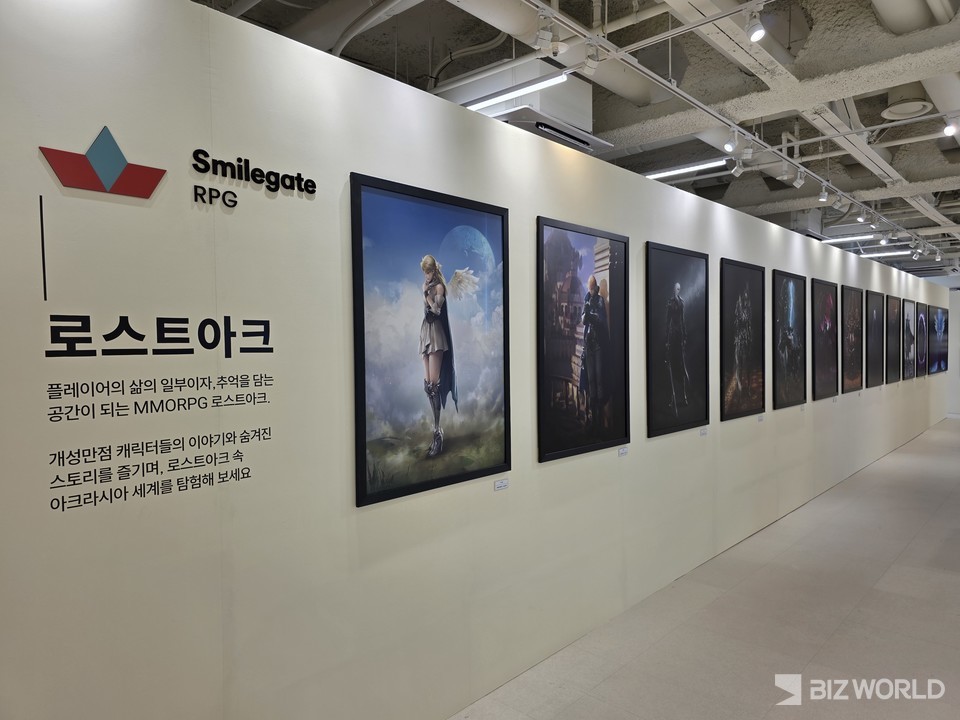 4층 갤러리 공간에 스마일게이트 '로스트아크' 원화들이 전시돼있다. 사진=이효정 기자