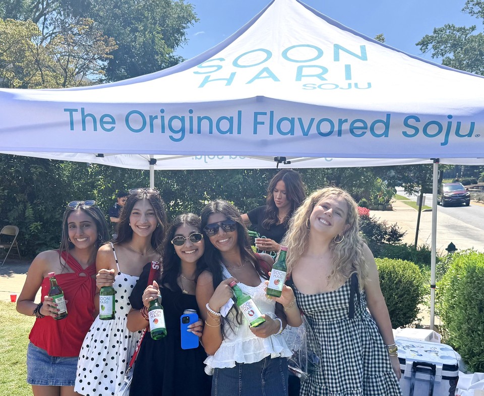 미국 현지인들이 과일소주 순하리를 알리는 롯데칠성음료의 마케팅 활동에서 순하리 제품을 들고 기념촬영을 하고 있다. 사진=롯데칠성음료