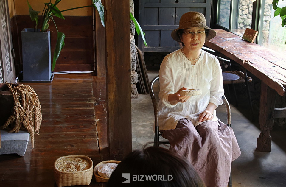 김희숙 제주 술 익는 집 대표가 고소리 술에 대해 설명하고 있다. 제주=손진석 기자