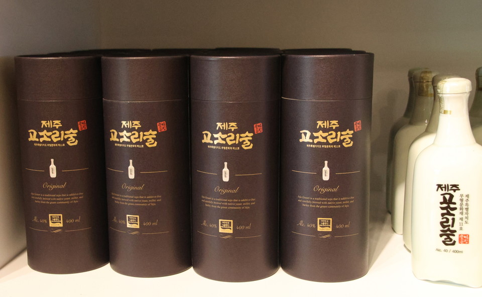 제주 고소리술 익는 집 대표 제품 '제주 고소리 술'. 제주=손진석 기자