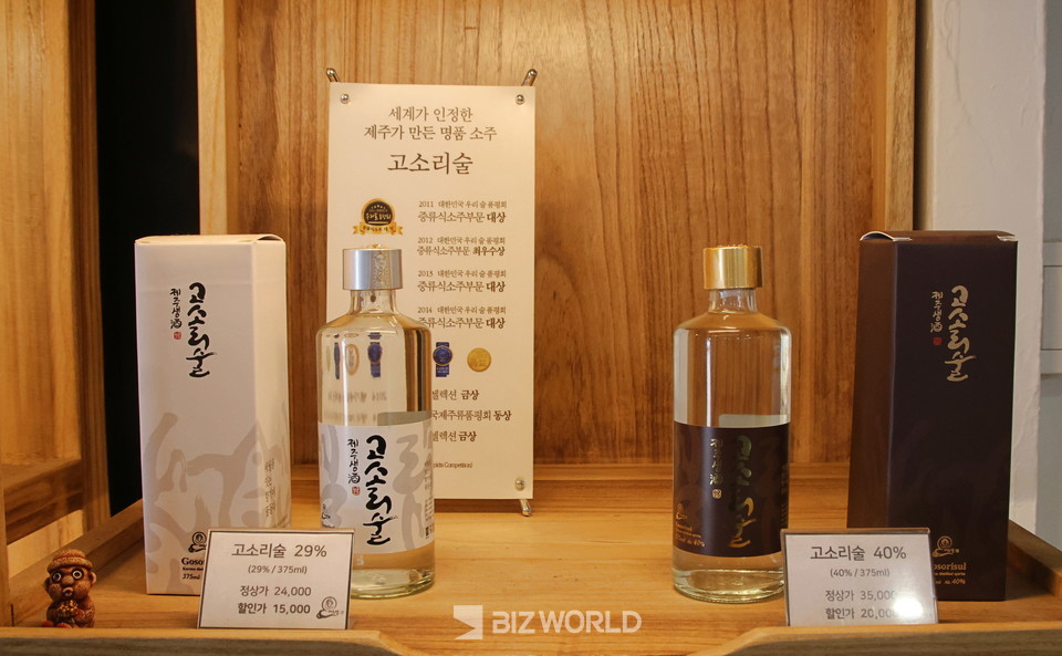 제주샘주에서 생산하는 고소리술. 제주=손진석 기자