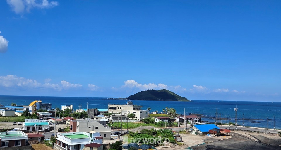 한라산 소주 옥상에서 바라본 비양도 전경. 제주=손진석 기자