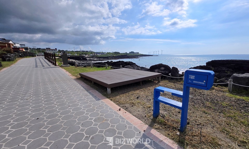 풍력발전기가 보이는 곳이 월령포구 방향이다. 제주=손진석 기자