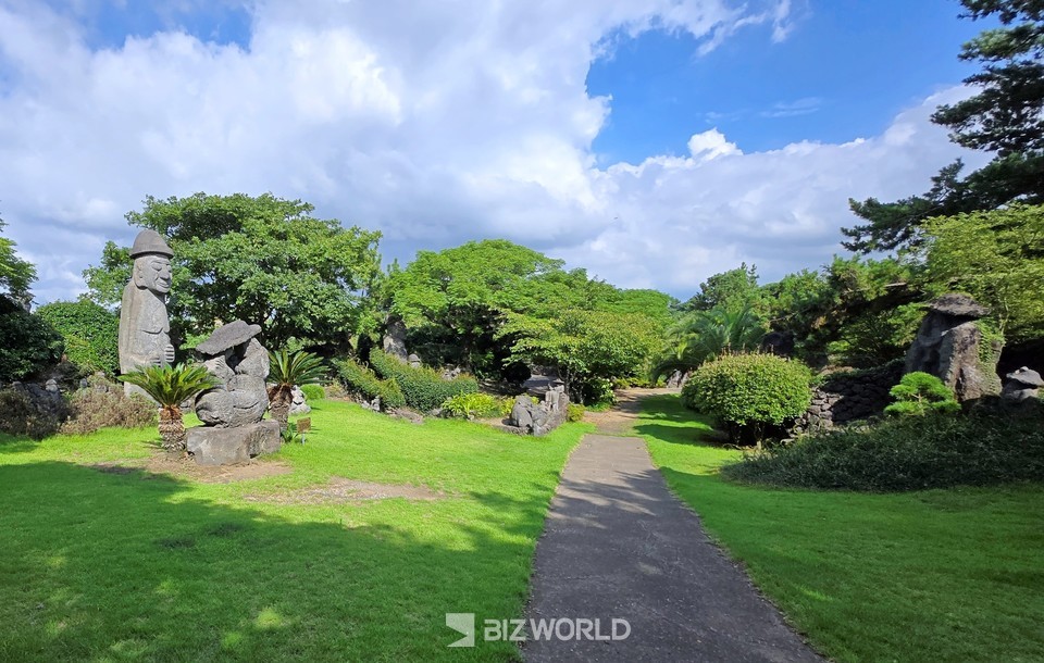 금능석물원 산책길. 제주=손진석 기자