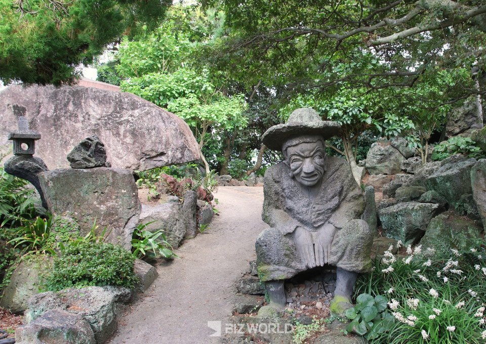 금능석물원의 해학적인 작품. 제주=손진석 기자