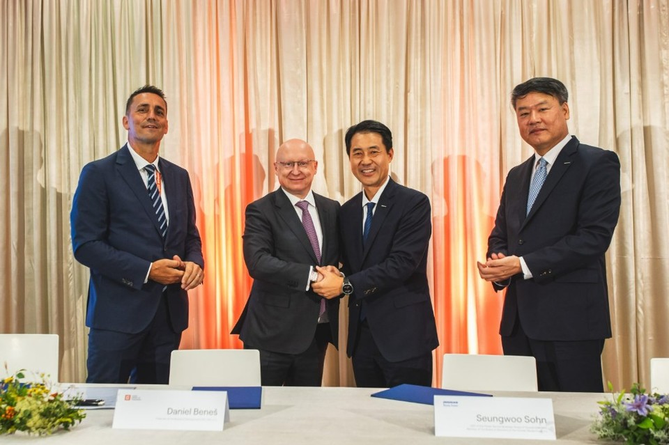 (왼쪽부터) CEZ의 보흐단 즈로넥(Bohdan Zronek) 원자력 본부장, 다니엘 베네쉬(Daniel Benes) CEO 그리고 손승우 , 두산에너빌리티 파워서비스 BG장, 임영기 두산스코다파워 법인장이 계약을 체결하며 기념 촬영을 하고 있다. 사진=두산에너빌리티