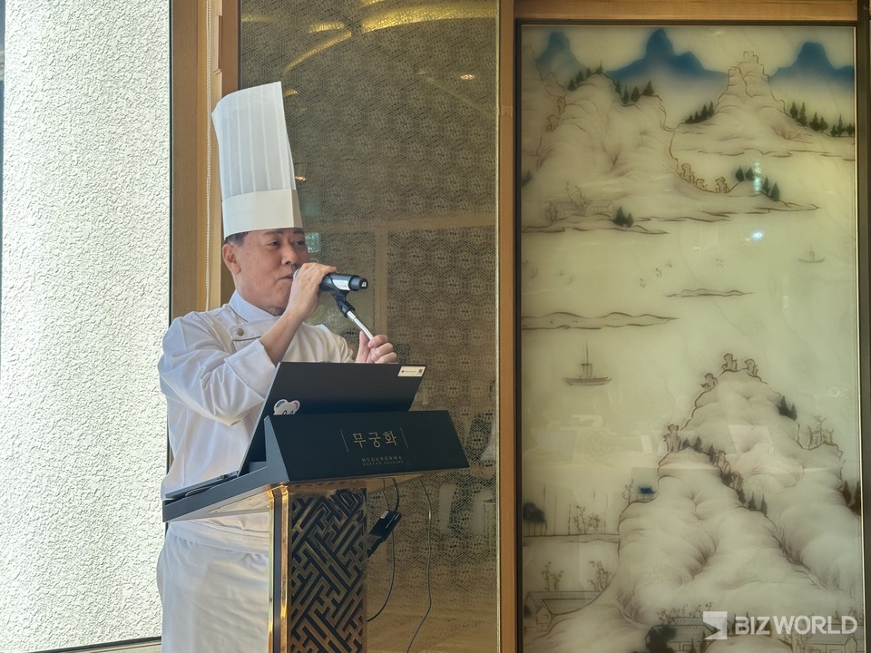 김송기 조리명장이 11일 오전 롯데호텔 서울 무궁화에서 열린 '롯데호텔 김치찌개 HMR 출시 기념 기자 간담회'에서 '롯데호텔 김치찌개 HMR' 제품의 개발 과정을 설명하고 있다. 사진=김미진 기자