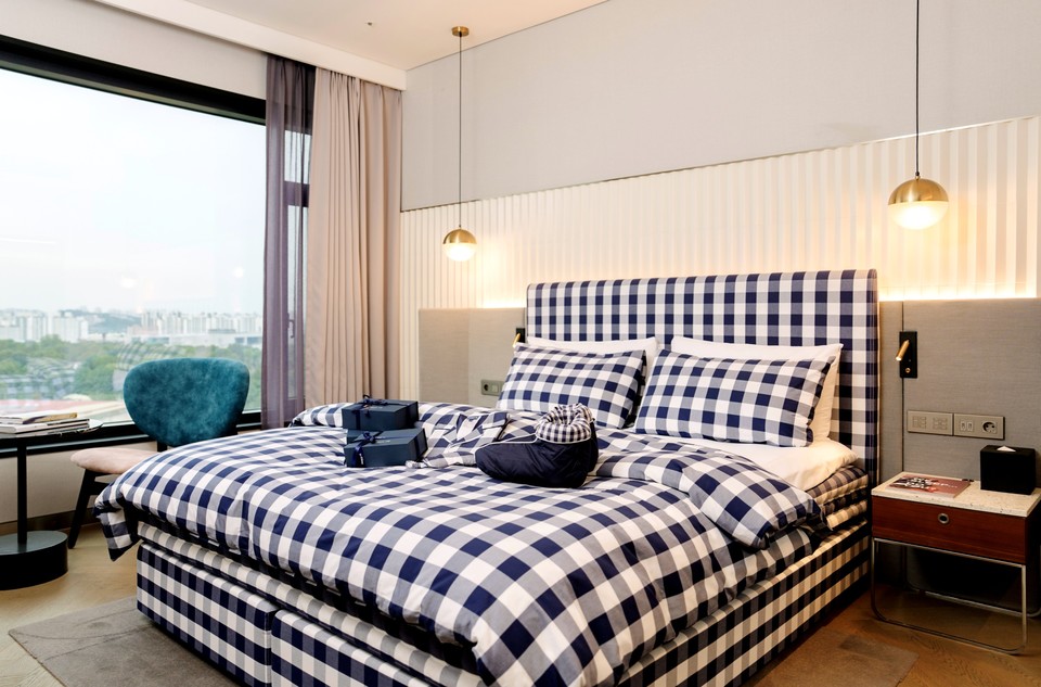 몬드리안 서울 이태원이 스웨덴 명품 침대 브랜드 해스텐스 서울(Hästens Seoul)과의 협업을 통해 약 6개월 동안 단 하나 뿐인 팝업 스위트룸 객실 패키지를 선보인다. 사진=몬드리안 서울 이태원