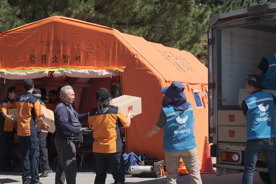 강릉시 강북공설운동장에서 10일 SPC그룹 해피봉사단이 가뭄 대응 현장 소방관과 지원 인력들에게 전달할 빵을 옮기고 있다. 사진=SPC그룹