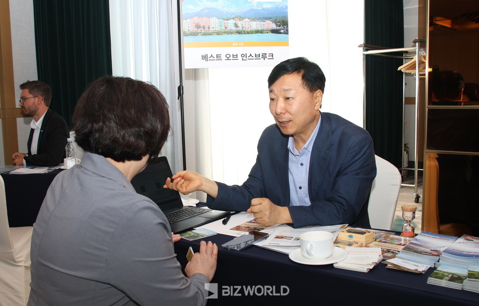 고영두 인스브룩관광청 한국사무소 소장이 인스브루크 주변 3가지 어트렉션에 대해 설명하고 있다. 사진=손진석 기자