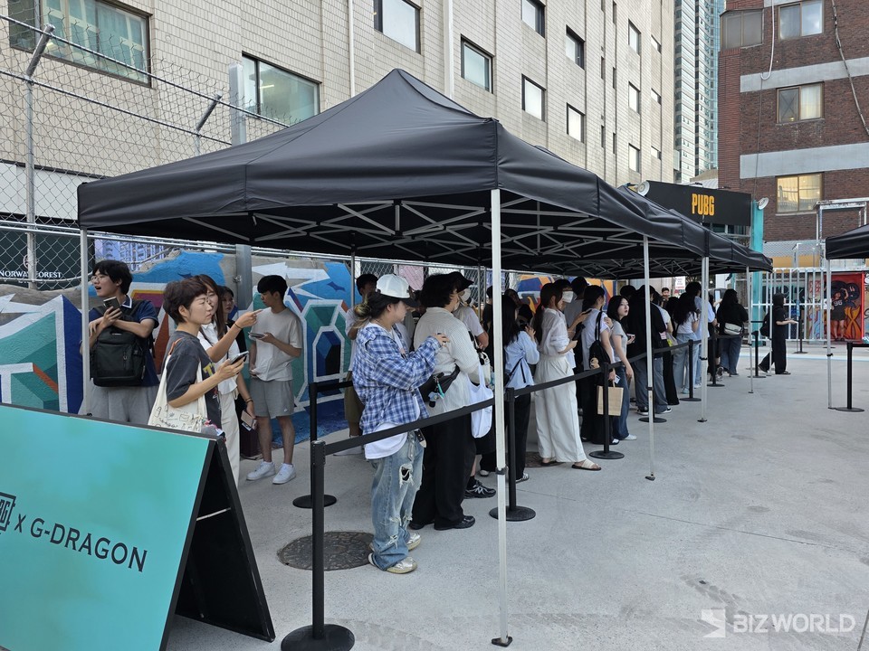 행사장 입장을 위해 기다리고 있는 방문객들. 사진=이효정 기자