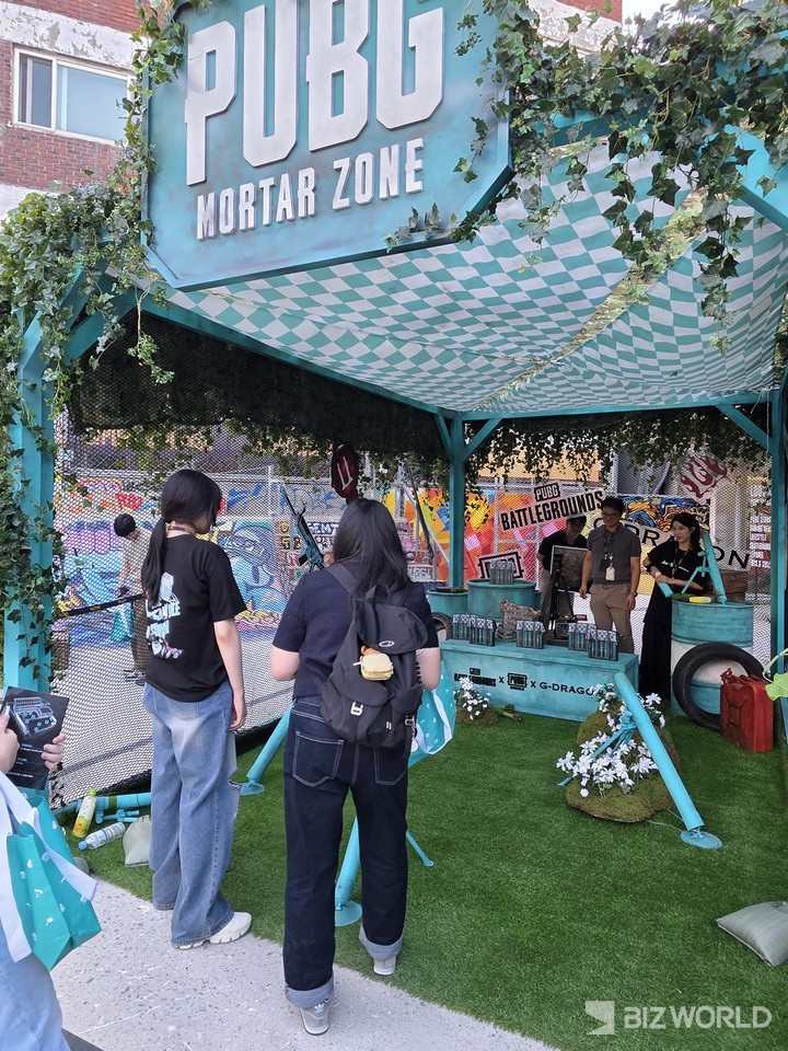 방문객이 'MORTAR ZONE'을 체험하고 있다. 사진=이효정 기자