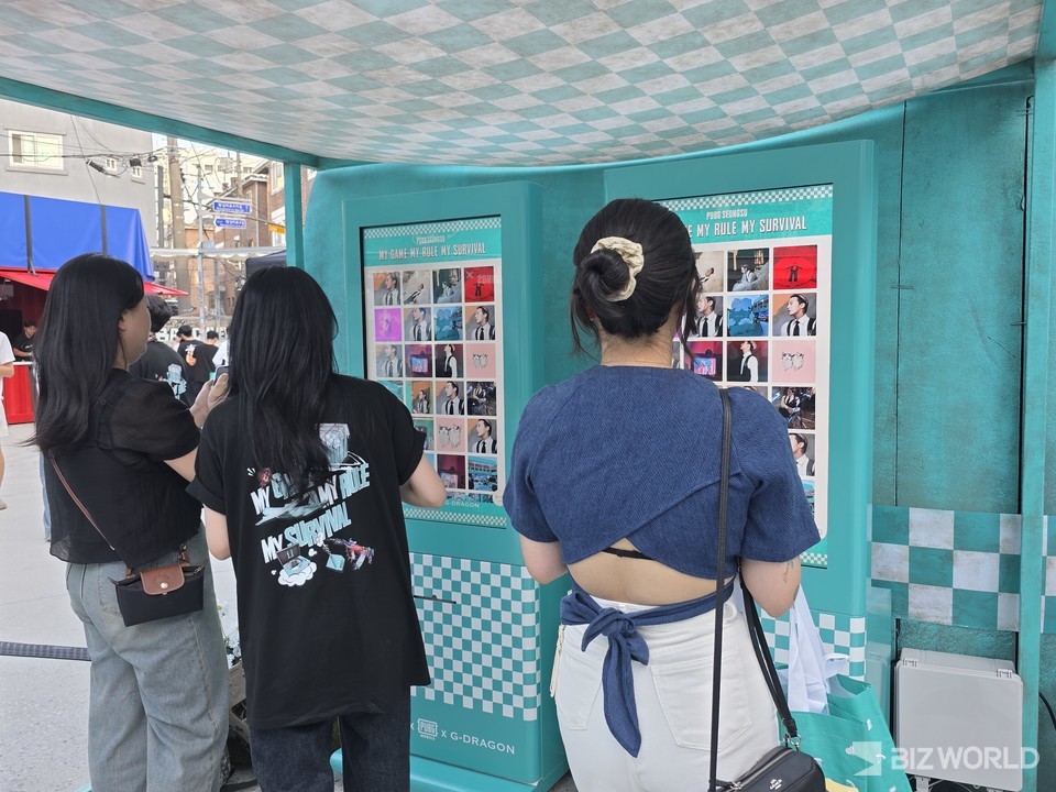 방문객이 포토 키오스크를 활용해 사진을 인화하고 있다. 사진=이효정 기자