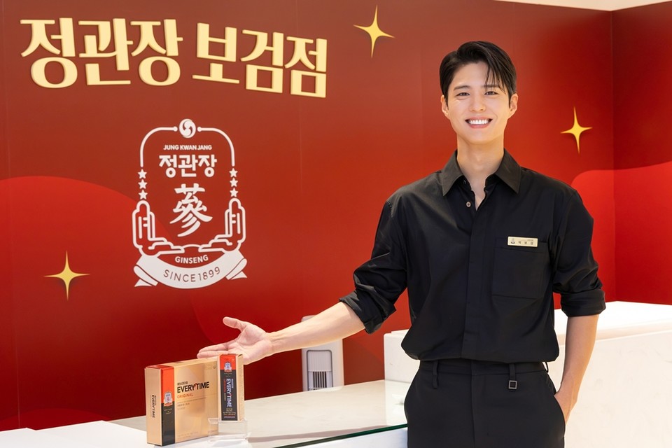 정관장 모델 박보검이 지난 11일 오전 서울 중구 소공동에 소재한 롯데백화점 본점 정관장 매장에서 열린 '일일점장' 행사에서 기념촬영을 하고 있다. 사진=KGC인삼공사