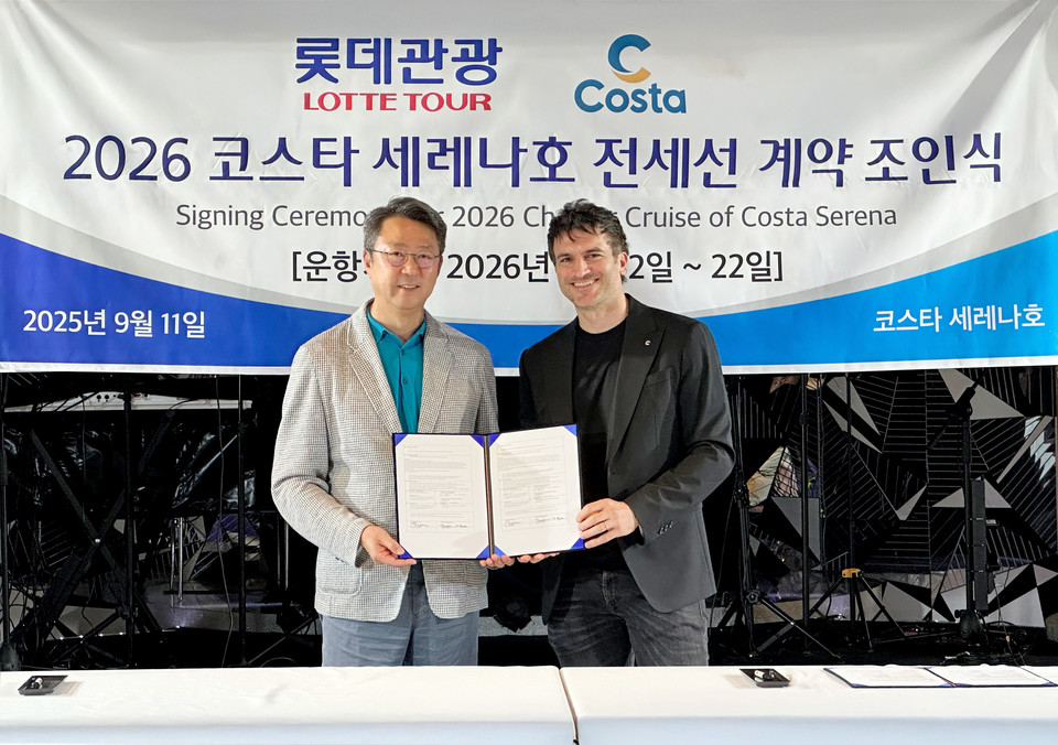 백현 롯데관광개발 대표(왼쪽), 무글리아 프란체스코 코스타 크루즈 부사장이 지난 11일 코스타 세레나(Costa Serena)호에서 ‘2026년 5월 전세선 계약'을 맺은 후 기념촬영을 하고 있다. 사진=롯데관광개발