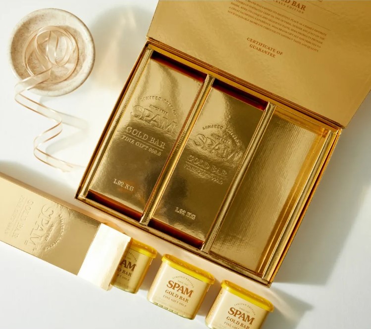 CJ제일제당은 ‘스팸 골드바 에디션’이 한정판 거래 플랫폼 ‘크림(KREAM)’에서 발매된 지 하루도 채 지나지 않아 완판되는 등 인기를 얻고 있다고 밝혔다. 사진=CJ제일제당
