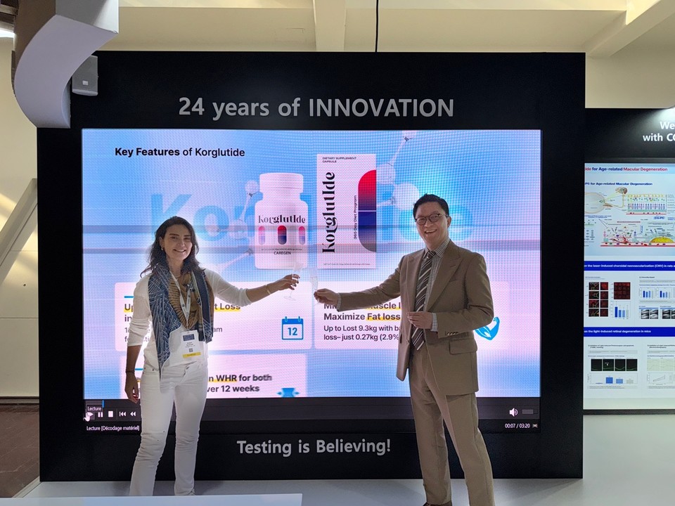 케어젠이 최근 튀르키예의 전통 제약사 아타바이(Atabay)와 ‘코글루타이드(Korglutide)’, ‘마이오키(Myoki)’, ‘프로지스테롤(ProGsterol)’ 3종의 제품에 대해 총 760만 달러 규모의 공급 계약을 체결했다. 사진은 정용지 케어젠 대표(오른쪽)가 아타바이 관계자와 기념촬영을 하고 있다. 사진=케어젠