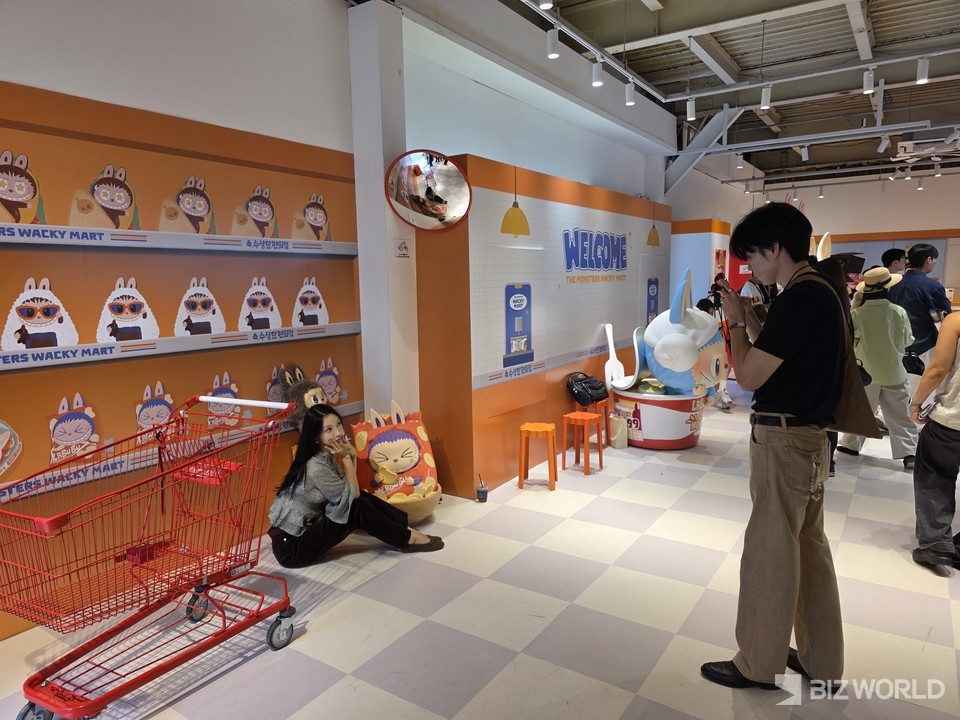 라부부 팝업스토어 방문객이 기념사진을 촬영하고 있다. 사진=이효정 기자